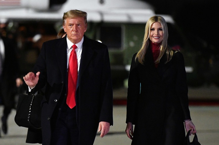 Donald Trump junto a su hija Ivanka Trump a punto de volar en Air Force One en enero de 2021. 