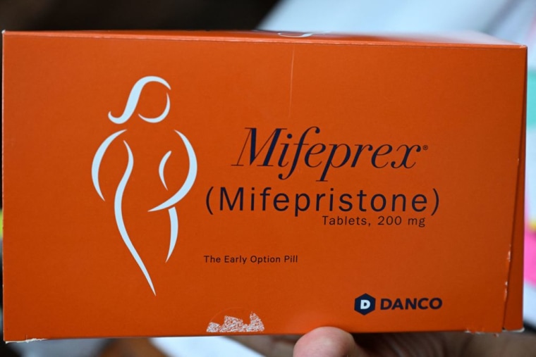 La mifepristona (Mifeprex) es una de las dos drogas usadas para producir una interrupción del embarazo.
