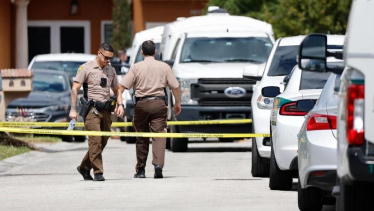 Policías de Miami-Dade acordonan una casa en Miami Lakes, tras un aparente caso de homicidio-suicidio en el que fallecieron cinco personas.
