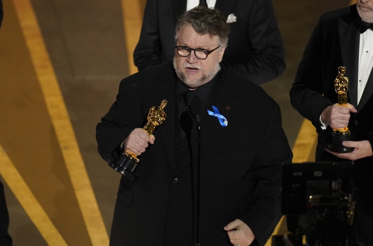 Guillermo del Toro recibe el Oscar a mejor largometraje animado por 'Guillermo del Toro's Pinocchio' en los Oscar el domingo 12 de marzo de 2023 en el Teatro Dolby en Los Angeles.