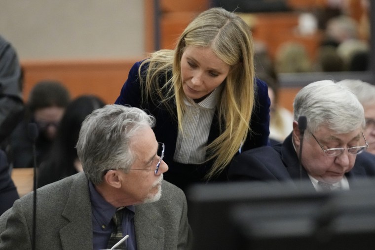Gwyneth Paltrow le dice algo a Terry Sanderson mientras sale de la sala del tribunal tras la lectura del veredicto en Park City, Utah, el 30 de marzo de 2023.