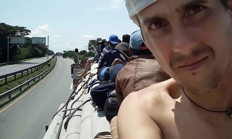 Héctor Reyes recorre una carretera en Colombia arriba de una 'tractomula'.