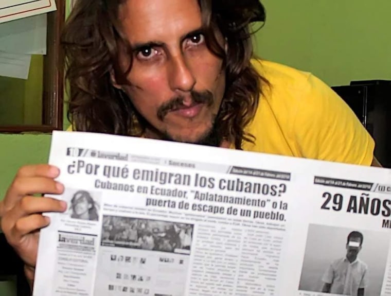 El periodista cubano muestra un artículo de periódico con el encabezado: '¿Por qué emigran los cubanos?'