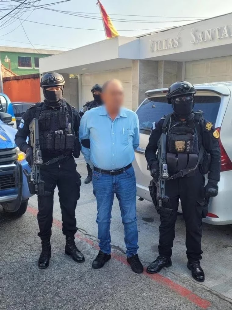 Agentes de la Policía Nacional Civil de Guatemala escoltan al capo Humberto Beltrán Cuen, 18 de marzo de 2023.