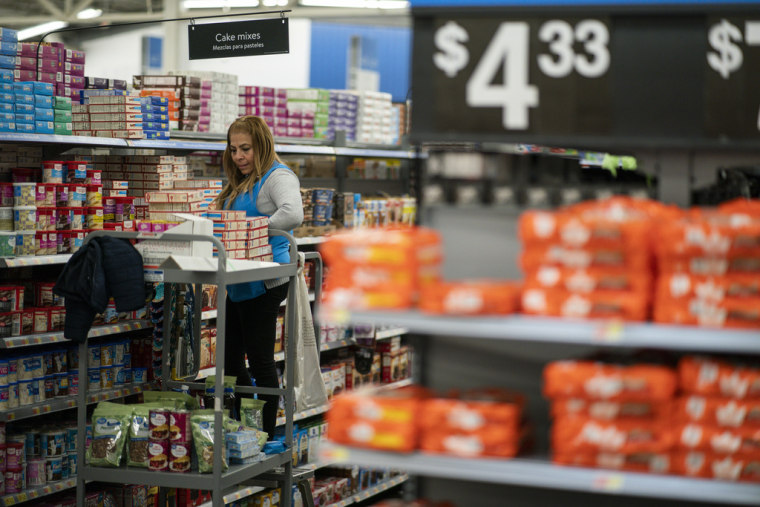 Una empleada ordena género en un supermercado Walmart en North Bergen, Nueva Jersey, el 9 de febrero de 2023.