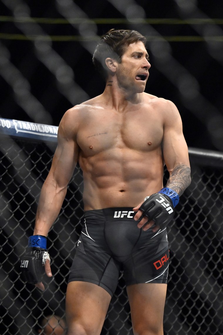 Jake-Gyllenhaal-UFC-roadhouse-remake-mc-230306-08-d89589.jpg