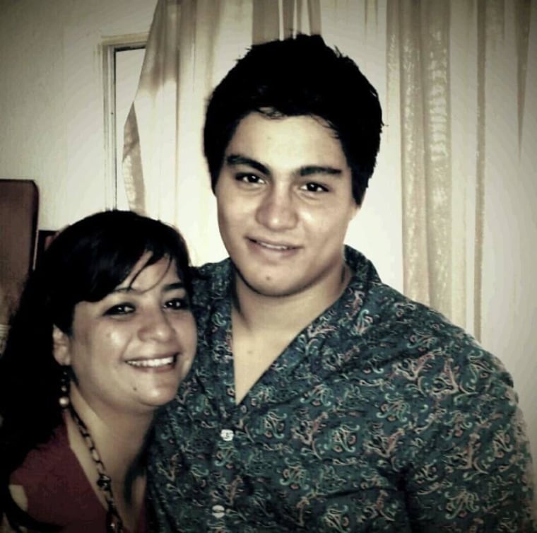 Jeannette Cercer Ruiz y su hijo Ernesto Garnica Jr.