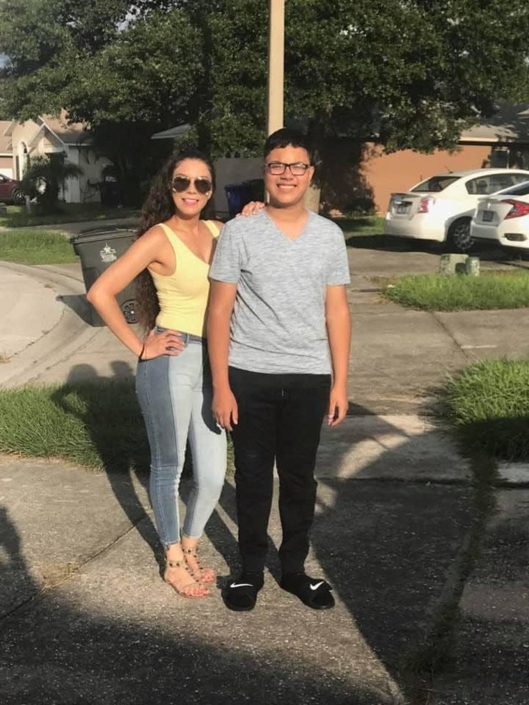 Joseph Rosa y su madre, Yairaniz Figueroa Ruiz afuera de su casa en Nueva Jersey.