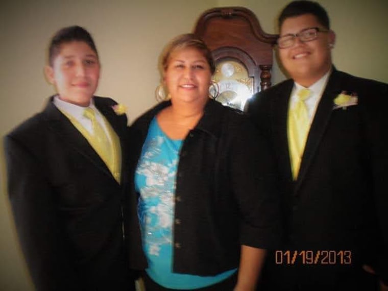 De derecha a izquierda, Roberto Franco Jr., su madre Lisa Torres y su hermano menor en una foto tomada en Houston en 2013.