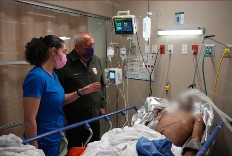 Víctimas del incendio en un centro de detención de migrantes en Ciudad Juárez, Chihuahua, reciben atención médica en un hospital, el 28 de marzo de 2023.