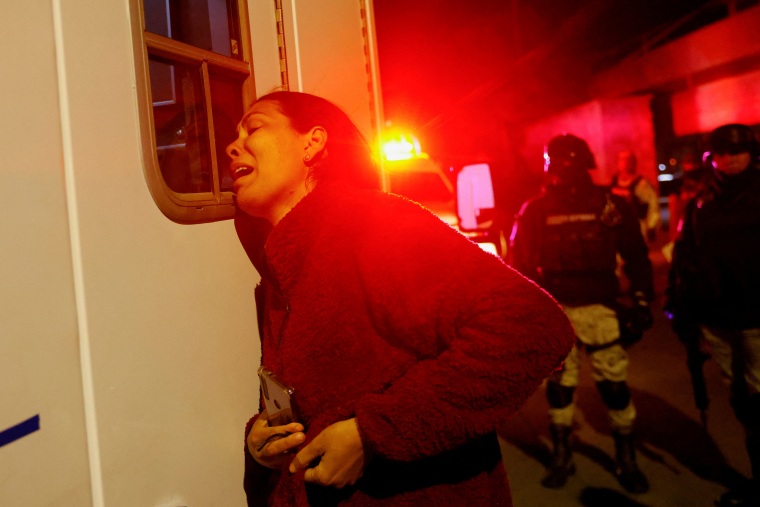 Viangly, una migrante venezolana, espera afuera de una ambulancia mientras su esposo recibe atención médica tras el incendio en Ciudad Juárez, el 27 de marzo de 2023.
