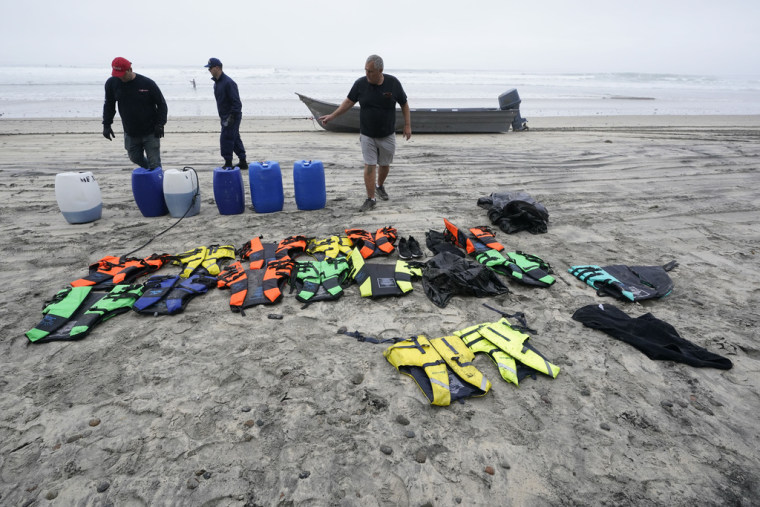 Al llegar a la playa las autoridades solo encontraron dos pangas volcadas, chalecos salvavidas y envases con combustible.