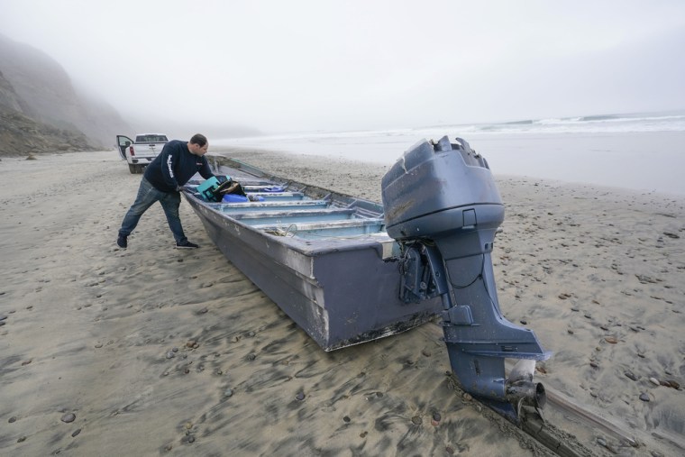 Uno de los dos botes hallado en Black's Beach, San Diego, el domingo 12 de marzo de 2023.