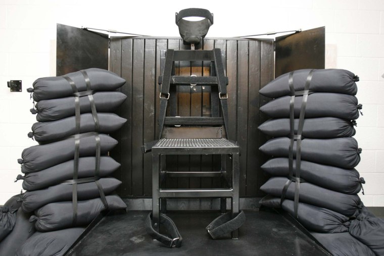 Una silla en la cámara de ejecución de la prisión estatal de Utah el 18 de junio de 2010, después de que Ronnie Lee Gardner fuera ejecutado por un pelotón de fusilamiento en Draper, Utah.