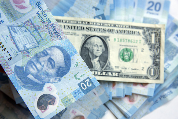Billetes de 20 pesos mexicanos al lado de un billete de un dólar en una imagen de archivo.