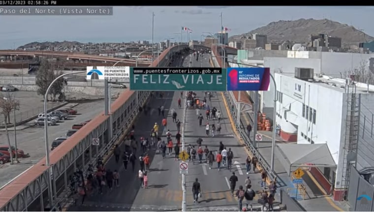 Peatones caminan por el puente internacional Paso del Norte, en Ciudad Juárez, Chihuahua, el 12 de marzo de 2023.