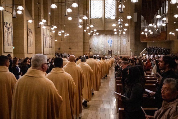 Sacerdotes durante una misa en Los Ángeles, California, el 2 de marzo de 2023.
