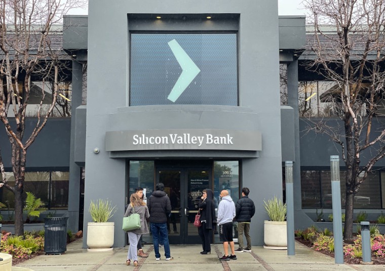 Un grupo de clientes frente a la oficina central del Silicon Valley Bank en Santa Clara, California, el 10 de marzo de 2023.
