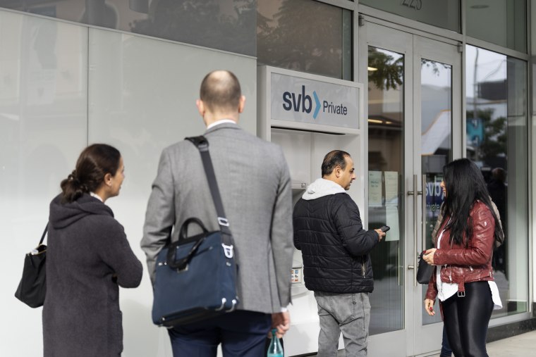 Clientes en el exterior de una sucursal del Silicon Valley Bank en Beverly Hills, California, el lunes 13 de marzo de 2023.