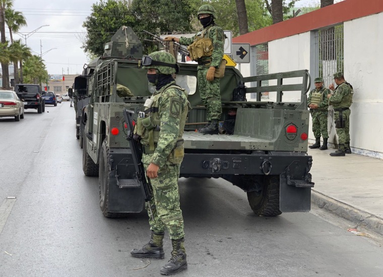 Soldados del ejército mexicano, durante la búsqueda de los cuatro ciudadanos estadounidenses secuestrados por pistoleros en Matamoros, México, el lunes 6 de marzo de 2023. Dos de ellos fueron asesinados y uno resulto herido.
