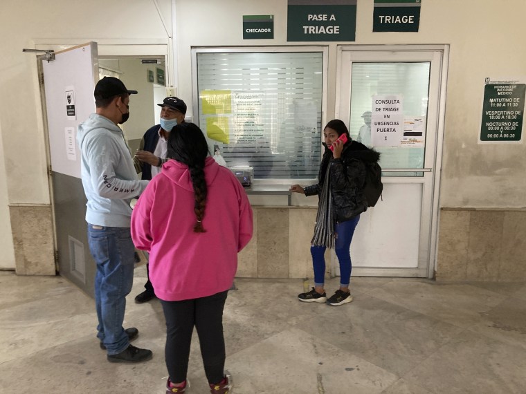 Stefany Arango Morillo habla con familiares por celular desde un hospital público en Ciudad Juárez, México, el miércoles 29 de marzo de 2023.