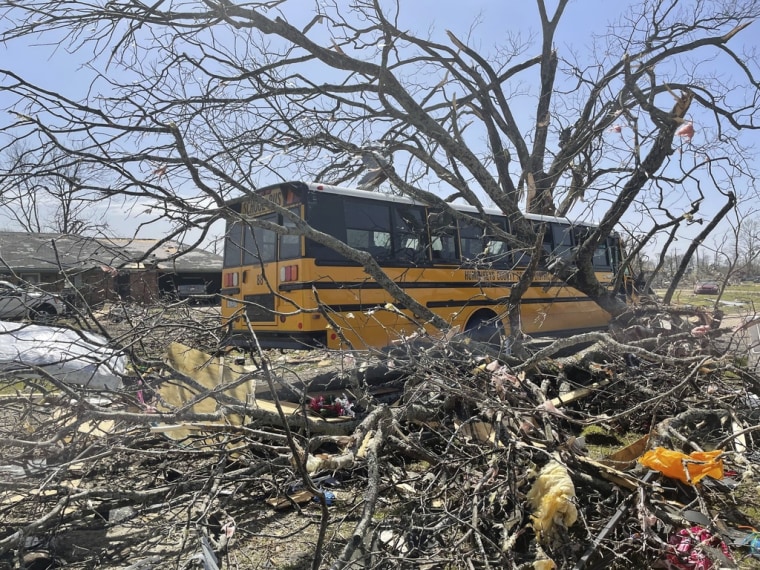 Un autobús pasa entre los escombros el sábado 25 de marzo de 2023 en Silver City, Mississippi. 