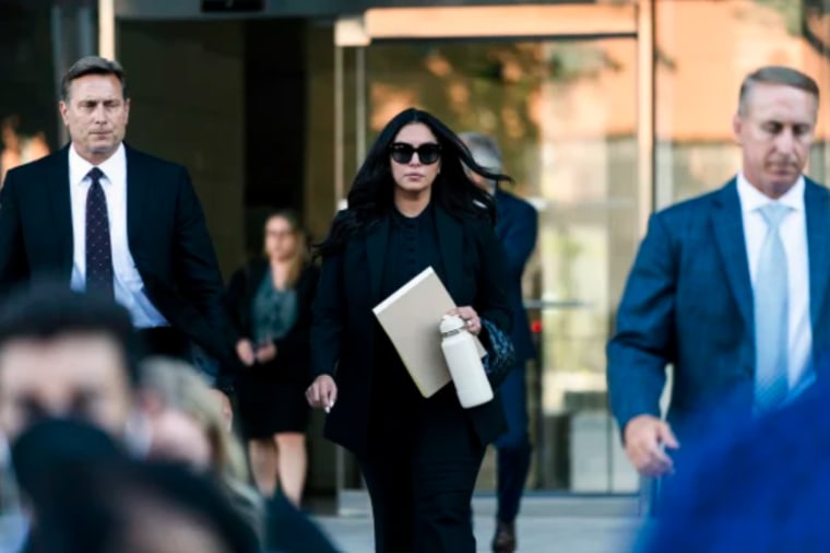 Vanessa Bryant, en el centro, viuda de Kobe Bryant, sale de un juzgado federal, en Los Ángeles, el 10 de agosto de 2022.