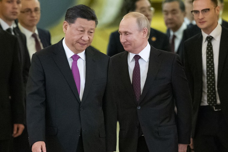 El presidente chino, Xi Jinping (izquierda), y el presidente ruso, Vladímir Putin, en Moscú, Rusia, el 5 de junio de 2019. 