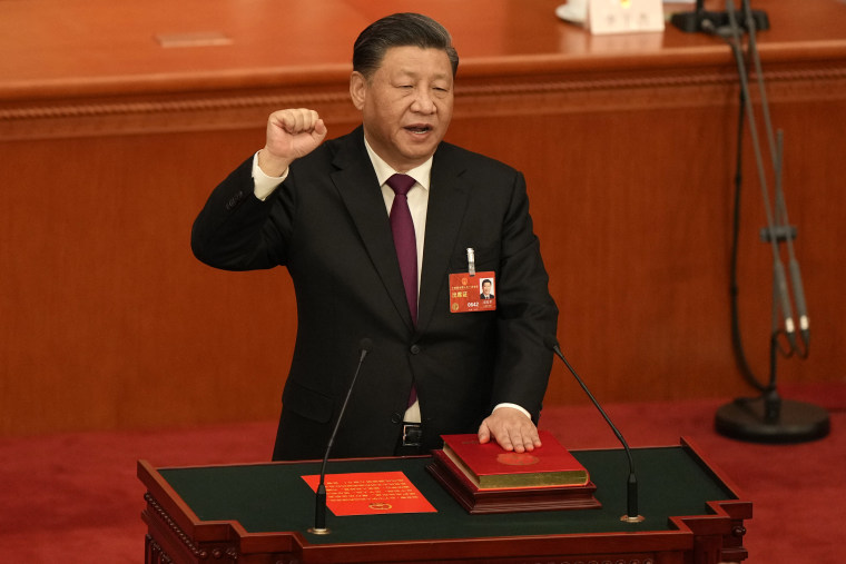 El presidente chino, Xi Jinping, presta juramento tras ser elegido presidente por unanimidad durante una sesión de la Asamblea Popular Nacional (APN) de China en el Gran Salón del Pueblo de Pekín, el viernes 10 de marzo de 2023.