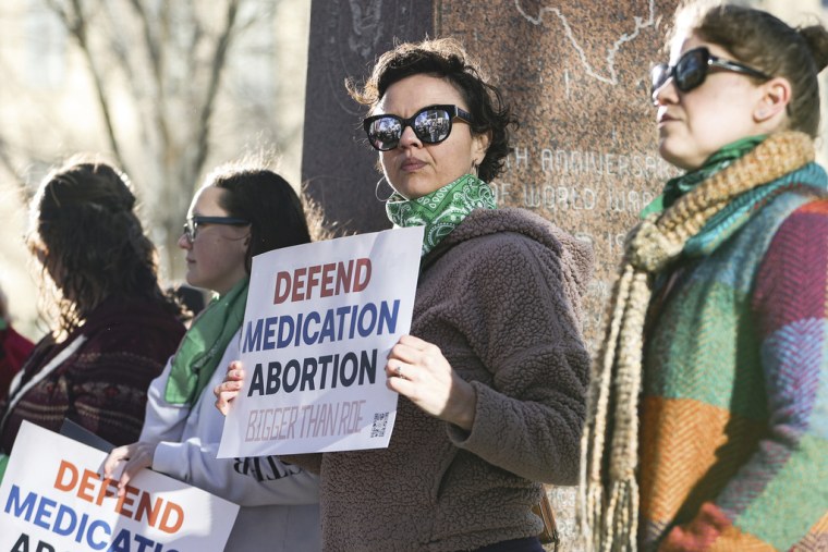 Lindsay London sostiene un cartel de protesta frente al edificio del tribunal federal en apoyo del acceso a medicamentos para el aborto fuera del Tribunal Federal el miércoles 15 de marzo de 2023 en Amarillo, Texas.