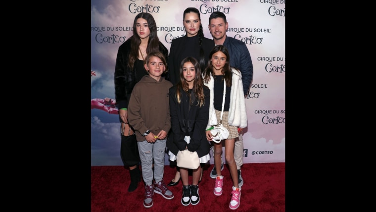 Adriana Lima y sus hijas, Sienna y Valentina Lima Jeric, junto a Andre Lemmers en la alfombra roja de 'Corteo' de Cirque du Soleil en Los Ángeles.