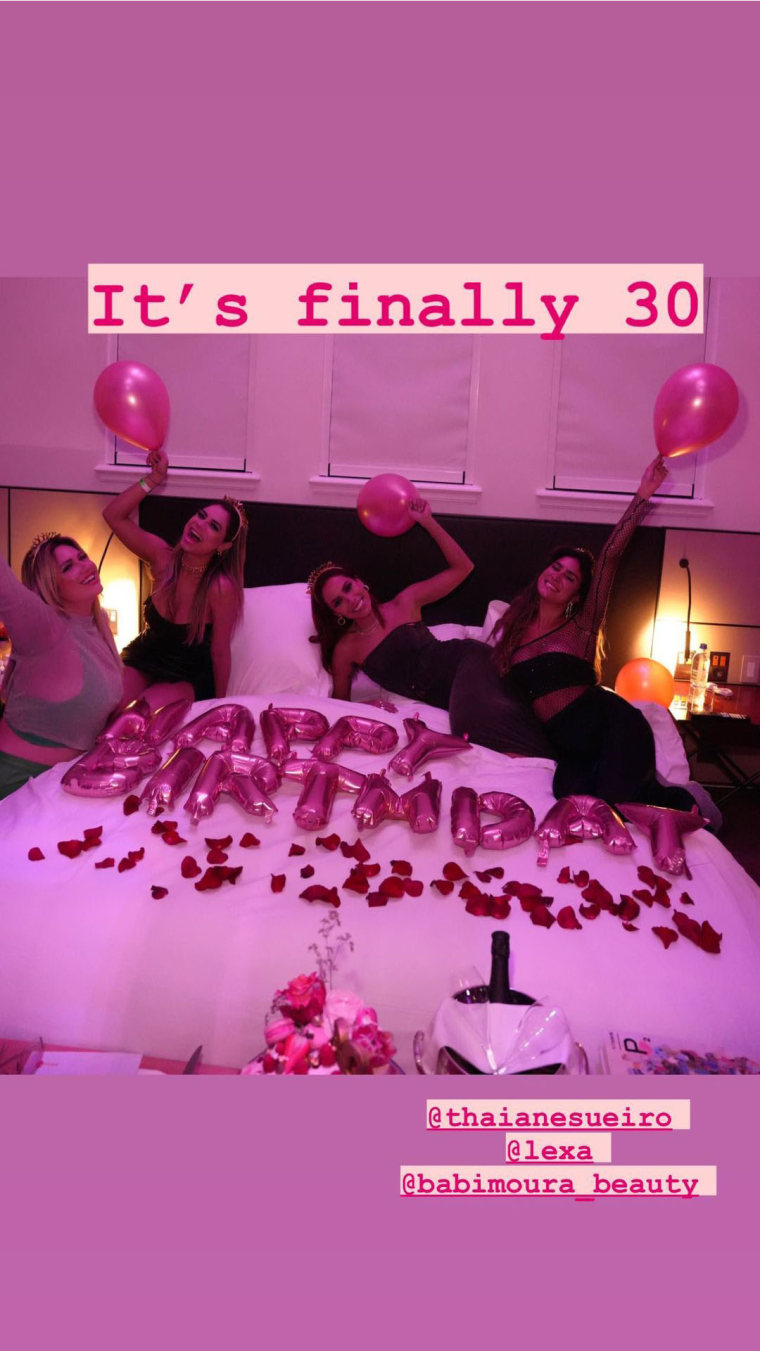 Anitta en la cama con mujeres amigas suyas celebra su cumpleaños 30.