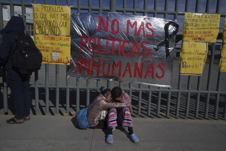 Dos hermanas venezolanas se consuelan el martes 28 de marzo de 2023, frente al centro de detención en Ciudad Juárez, donde se desató el incendio.