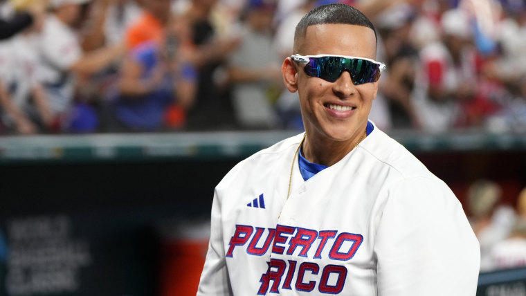 Daddy Yankee en el partido entre Venezuela y Puerto Rico, en el parque LoanDepot, 12 de marzo de 2023.
