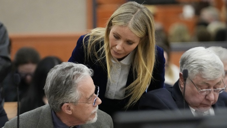 Gwyneth Paltrow le dice algo a Terry Sanderson en tribunal tras ganar demanda. Utah, 30 de marzo de 2023.