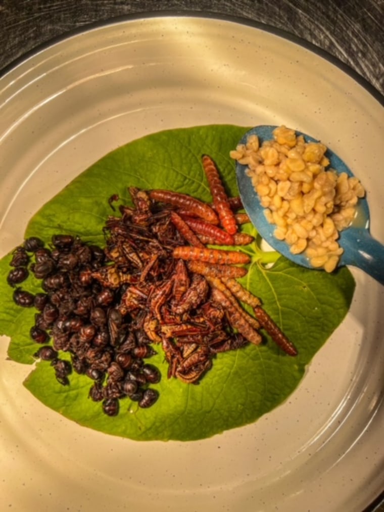 Los insectos siempre han sido parte de la tradición culinaria de México. En la foto, uno de los platos elaborados por el chef José Avila en el restaurante La Diabla Pozole y Mezcal, en Denver, Colorado.