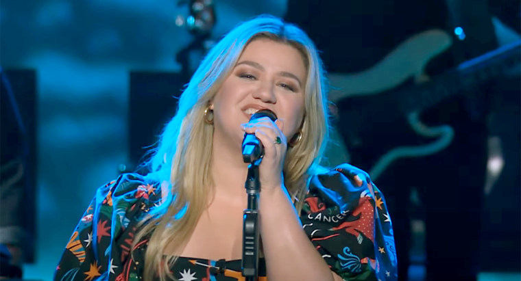 Kelly Clarkson was all smiles while covering Billy Joel's "My Life."