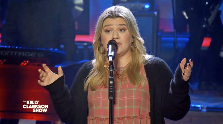 Kelly Clarkson covered "abcdefu," performing a rendition that may have been pretty personal to her.