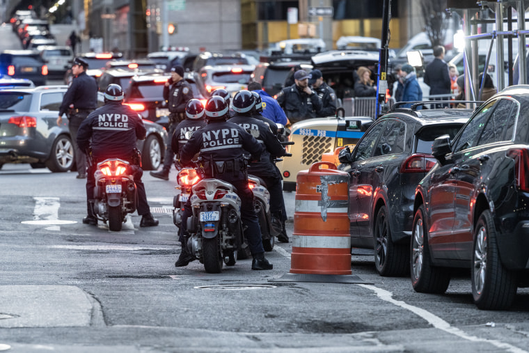 La policía circula en los alrededores de la oficina del fiscal de distrito de Manhattan.
