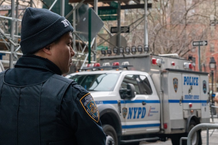 Un miembro de la unidad de Servicios de Emergencia de la policía de Nueva York llega a la oficina del fiscal de distrito de Manhattan, Alvin Bragg.