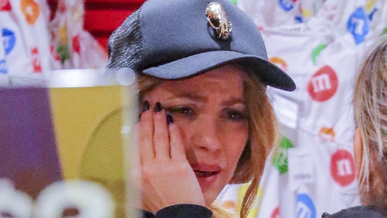 Shakira llora con una fan en tienda de chocolates.
