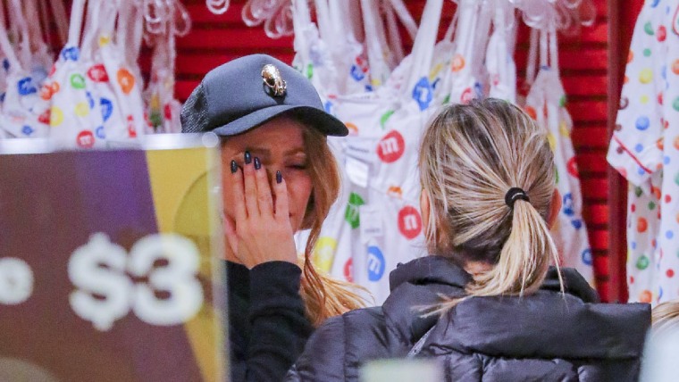 Shakira llora en una tienda de Nueva York.