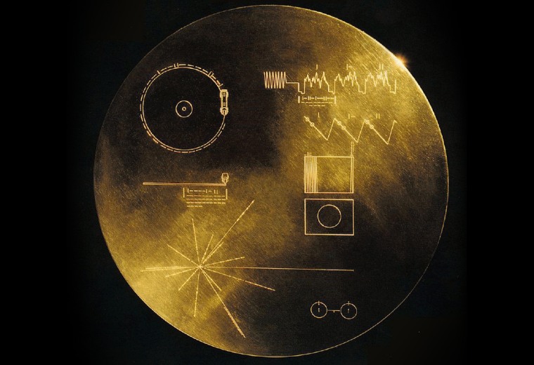 Ele "Disco de ouro" A Voyager carregava um disco de cobre banhado a ouro de 12 polegadas contendo sons e imagens selecionados para retratar a diversidade da vida e da cultura na Terra.