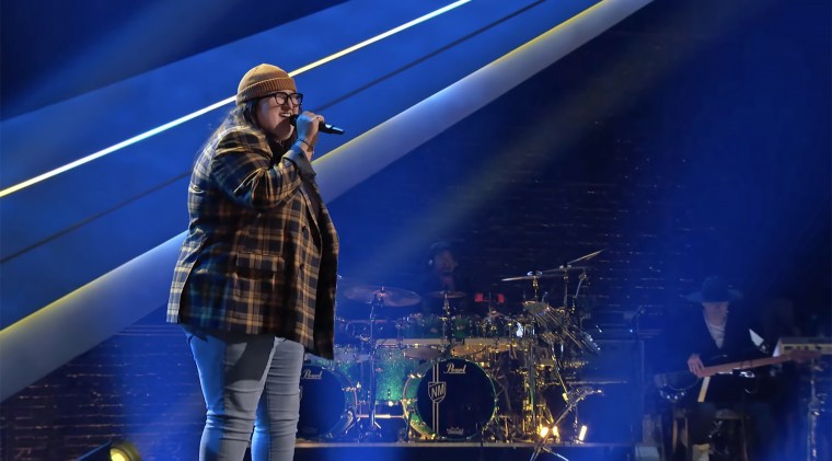 Def artist Ali sings the Fugees cover of "Killing Me Softly With His Song" on "The Voice."