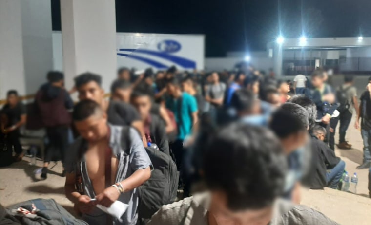 Imagen del momento en que bajan a los migrantes de la caja del camión, compartidas por las autoridades mexicanas. 