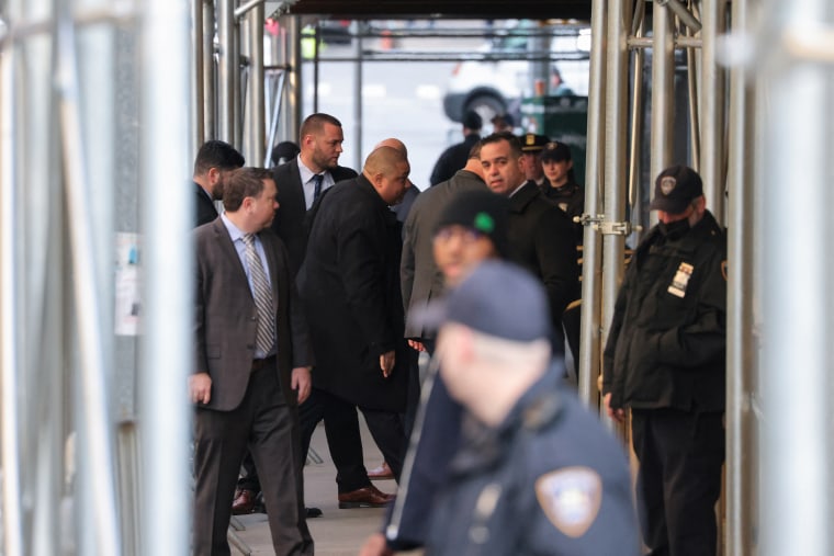 El fiscal de distrito de Nueva York, Alvin Bragg, llega al Tribunal Penal de Manhattan después de la acusación a Donald Trump.