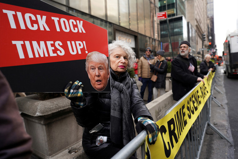 Un manifestante anti-Trump sostiene una pancarta frente a la Torre Trump en Manhattan. 