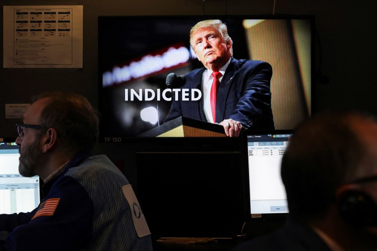 Una pantalla muestra al expresidente Donald Trump después de su acusación por parte de un gran jurado de Manhattan en un televisor de la Bolsa de Valores de Nueva York.