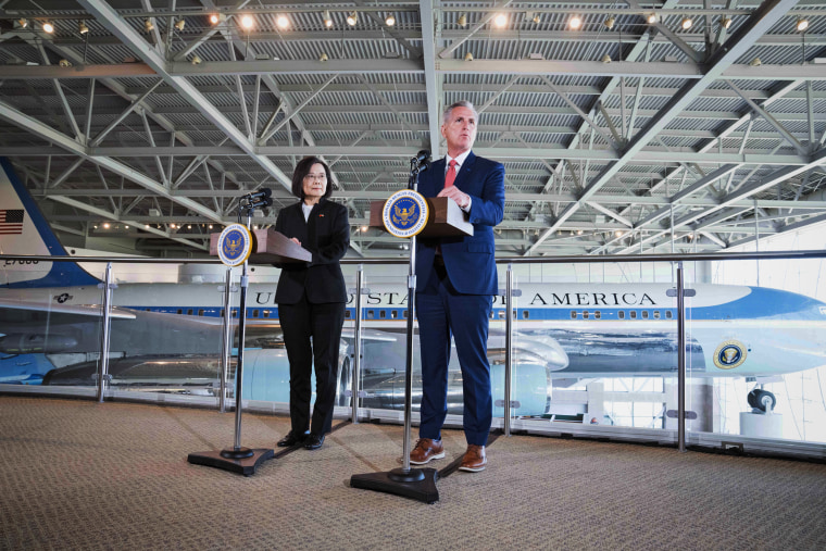 El presidente de la Cámara McCarthy se reúne con la presidenta taiwanesa Tsai Ing-wen