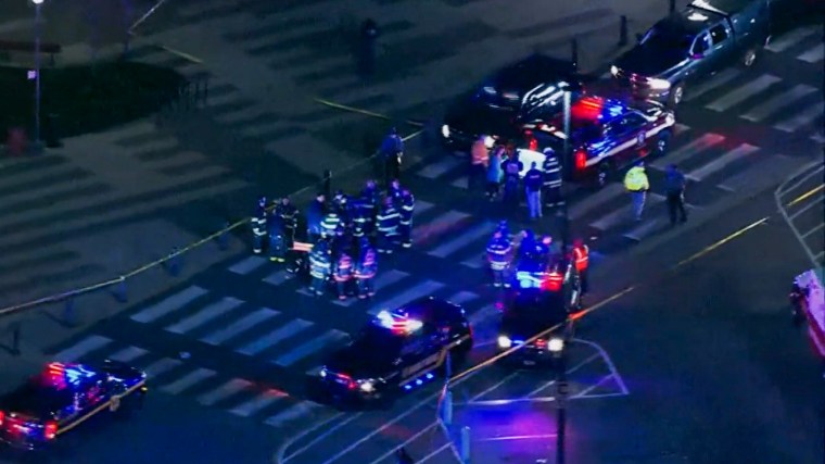 La policía y los bomberos responden a un tiroteo en el Christiana Mall en Delaware el 8 de abril de 2023.
